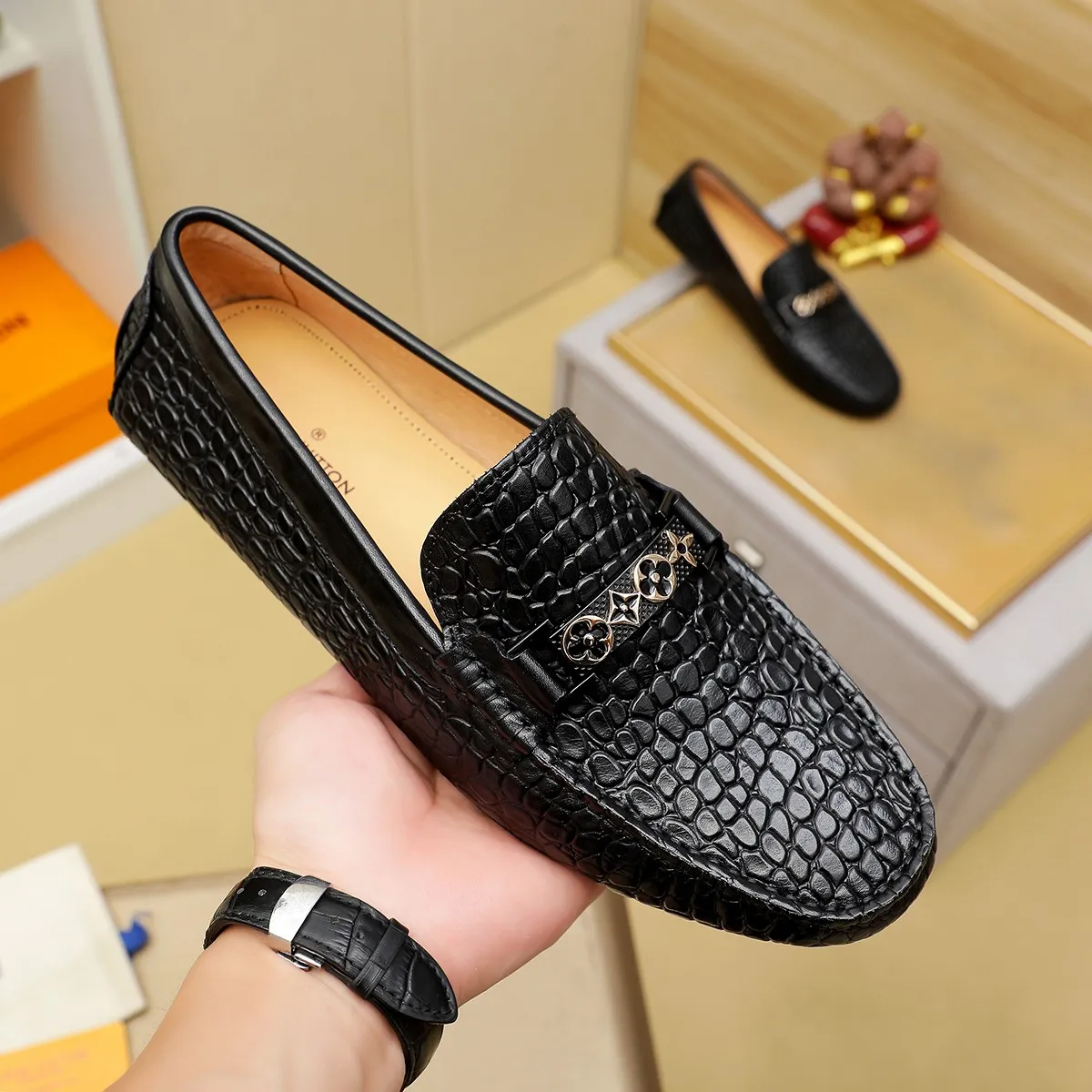 Men's shoes 💰360 💰 LV Louis Vuitton's top-quality Peaches men's shoes 💯Original copy of the official website, the upper is made of imported official website 1:1 material ❌Italian 🇮🇹 cowhide surface, imported pigskin lining. It’s definitely not made with ordinary craftsmanship, it’s the model used by celebrities! The factory’s craftsmanship is designed to create the most perfect shoes for trendy men! Colors available! 38-44 yards